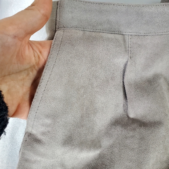 BCBG “Phillipa” Gray Suede Pull-On Shorts - sz S - Picture 9 of 9
